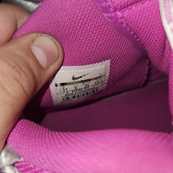 Pink Nikes size 6.5y - Picture 2 of 4